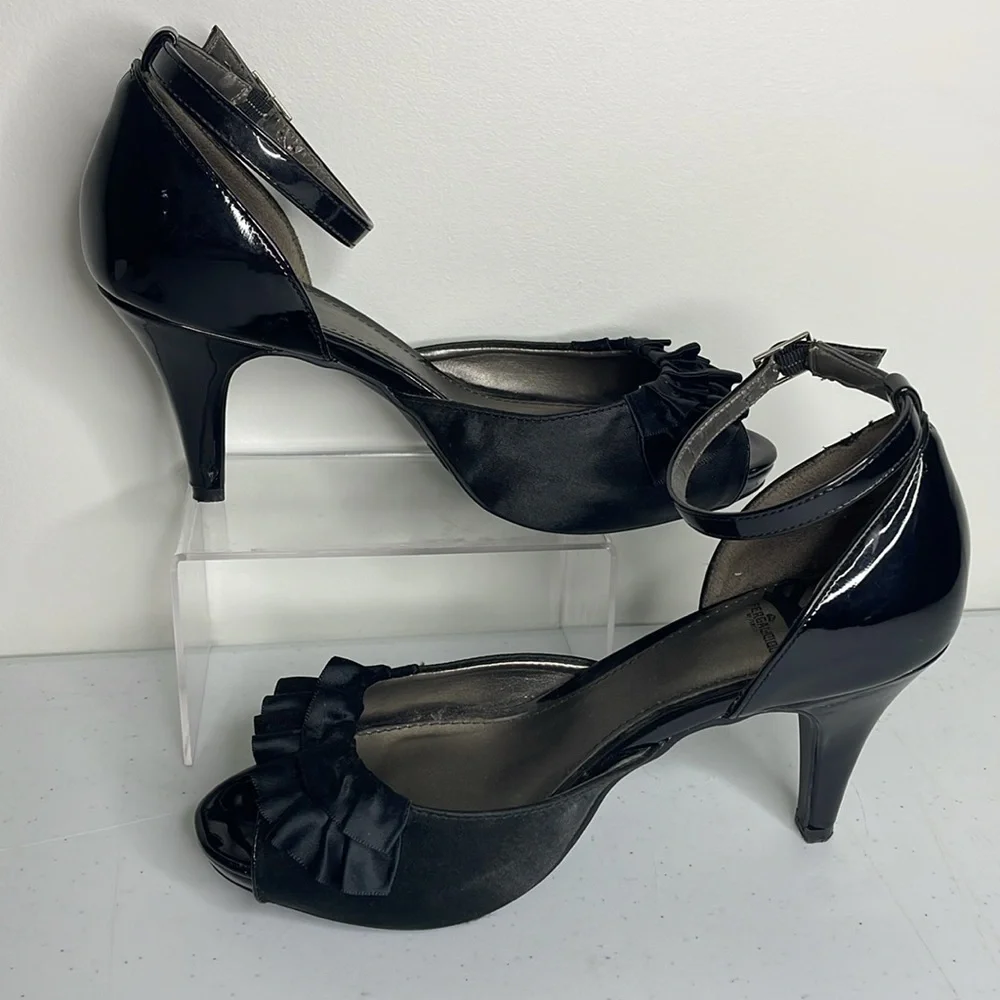 🍉 Size 6.5 FERGALICIOUS BLACK SATIN